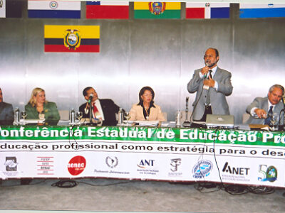 Alguns dos integrantes que compuseram a mesa durante a abertura da Conferência. A partir da esquerda, Fernando Leme do Prado, Laura Laganá, Getúlio Marques Ferreira, Maria Helena Guimarães de Castro, Almério Melquíades de Araújo e Marcos Monteiro.