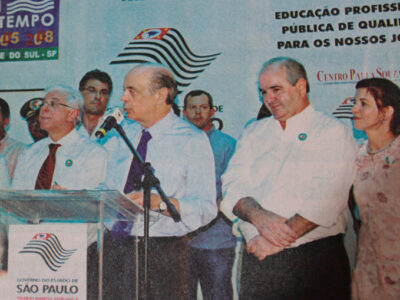 O governador José Serra inaugurou a Etec, ao lado de Sidney Beraldo e o prefeito Celso Ribeiro. Foto: Arquivo Gazeta