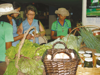 Hortaliças e conservas orgânicas à venda pelos alunos