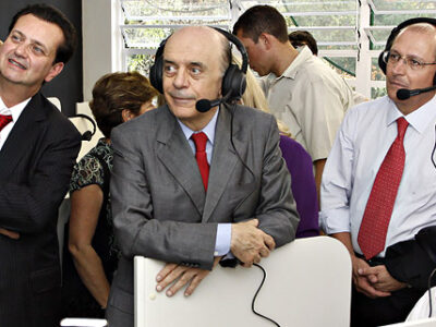 Ao lado do prefeito Gilberto Kassab e do secretário de Desenvolvimento, Geraldo Alckmin, Serra assiste aula de espanhol, na Sala de Idiomas da Etec de Heliópolis