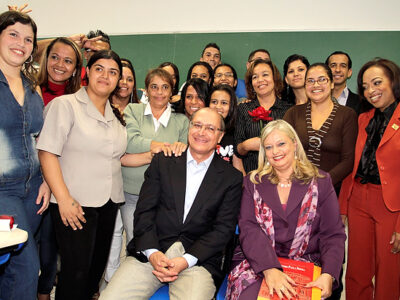 Alckmin e Laura Laganá posam para fotos com alunos da Etec | Foto: Cris Castello Branco/Governo do Estado de SP