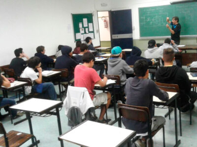 Alunos da Etesp durante aula após furar bloqueio de ocupantes