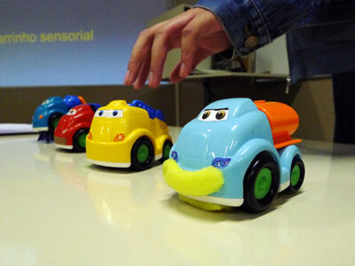 Alunos apresentam carrinho para estímulo tátil durante aula na Fatec-Jahu