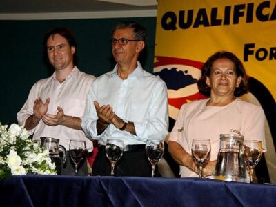 Clara Magalhães ao lado do secretário Davi Zaia. / Foto: Cléber Vicente.