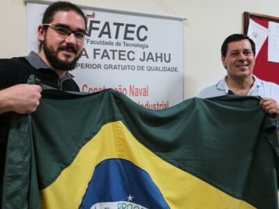 Caio Bussacarini se prepara para o embarque ao lado do diretor da Fatec Jahu, Robson Antonio Moreira | Foto: Divulgação