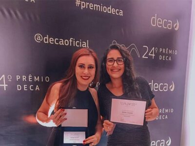 A orientadora, Monique Masnello (esq.), e a aluna Bianka, durante cerimônia de premiação, realizada na Capital l Foto: Divulgação