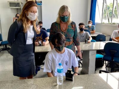 Ao lado da diretora-superintendente do CPS, a secretária acompanhou as atividades presenciais na escola técnica l Foto: Divulgação