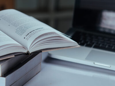 Com carga horária de 60 horas, cursos online contam com intérprete de libras | Foto: Freepik