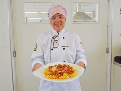 Suelen Moraes, aluna do curso técnico de Cozinha, venceu com criação inspirada na culinária mineira l Foto: Divulgação