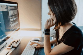 Cursos podem ser feitos por alunos do CPS e demais interessados com, pelo menos, 18 anos| Foto: unsplash.com