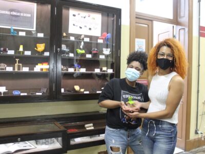 As alunas Luana da Silva e Vanessa Fidelis doaram a cadeira Supernatural, do britânico Ross Lovegrove | Foto: Divulgação