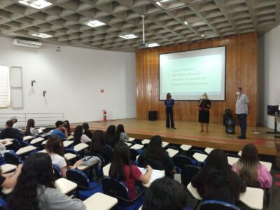 Secretária e superintendente falam para alunos do primeiro ano de Marketing integrado Ensino Médio l Foto: Divulgação