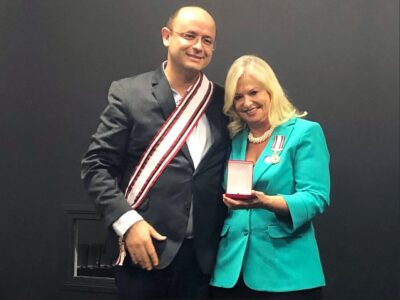 Secretário estadual da Educação e a diretora-superintendente CPS durante homenagem l Foto: Divulgação