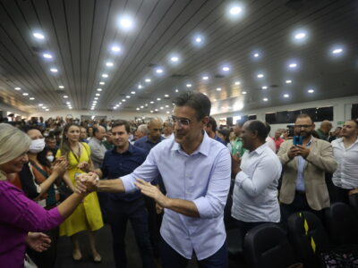 Governador Rodrigo Garcia cumprimenta diretora-superintendente do CPS, Laura Laganá l Foto: Divulgação