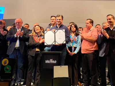 O governador entre a vice-superintendente e a secretária de Desenvolvimento Econômico l Foto: Divulgação