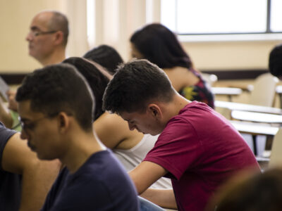 Para concorrer a uma vaga, interessados devem ter concluído o Ensino Médio regular ou equivalente | Foto: Gastão Guedes