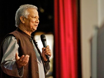 Muhammad Yunus promove, em palestras pelo mundo, sua ideia de negócio social | Foto: University of Salford Press Office