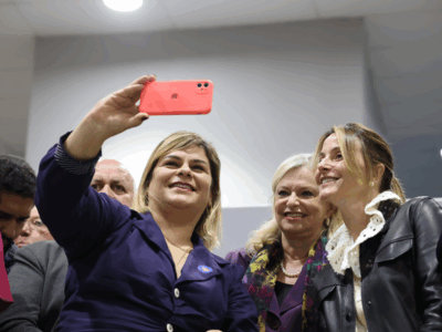 Superintendente do CPS entre a prefeita de Ubatuba e a presidente do Fundo Social no anúncio da nova escola l Governo SP