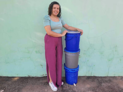 Viviane Guimarães exibe os recipientes destinados à coleta de resíduos para compostagem | Foto: Divulgação