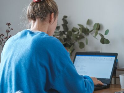 Matrículas da primeira chamada devem ser feitas pelo site, com envio de documentos nas datas predeterminadas | Foto: Jan Baborak/Unsplash