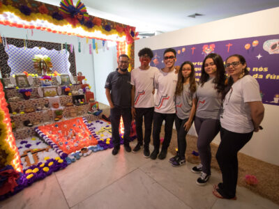 Professor e alunos da Etec de Santana de Parnaíba, que homenagearam Bruno Pereira e Dom Phillips, sãos os vencedores da 3ª edição do concurso | Foto: Divulgação