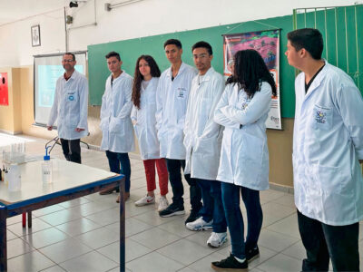 Alunos de vários cursos da Etec de São Manuel em ação, ao lado do professor Fabio Lachel (à esquerda) | Foto: Divulgação
