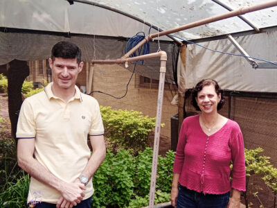 Os professores Mário Pardo e Teresa Gorayeb na horta urbana automatizada da Fatec Rio Preto l Foto: Divulgação