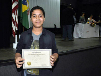 Leonardo dos Santos Silva na entrega do certificado do TOEFL; ele ficou em primeiro lugar no concurso de intercâmbio entre mais de 380 candidatos da Baixada Santista, Grande São Paulo, Campinas e Sorocaba - Foto: Arquivo Pessoal