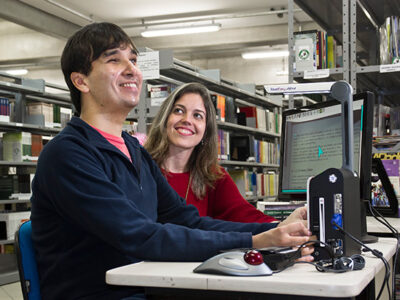 Aluno da Etec Raposo Tavares utiliza scanner que transforma arquivo de texto em arquivo de áudio - Foto: Gastão Guedes