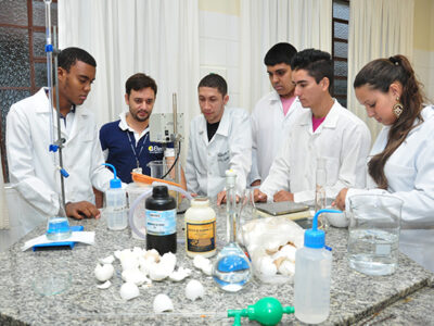 Estudantes do curso técnico em Química trabalham no projeto que reutiliza as cascas de ovos - Foto: Divulgação