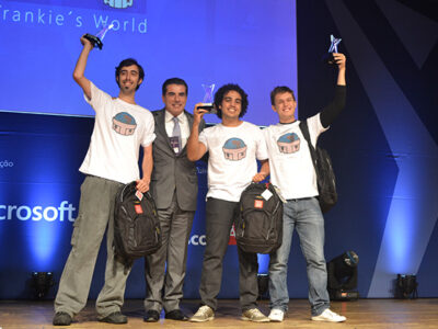 Danilo Bezerra (centro) segura o troféu durante entrega do prêmio da etapa nacional da Imagine Cup - Foto: Signum Game Studio