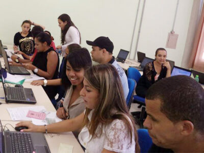 Estudantes da Etec Bartolomeu Bueno da Silva – Anhanguera na edição 2014 da consultoria gratuita no município de Santana do Parnaíba - Divulgação