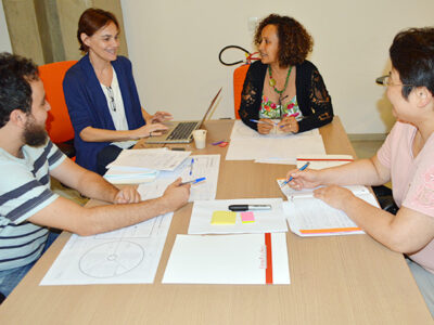 Grupo de gestores de inovação elaboram proposta de negócio durante atividade prática do curso - Foto: Divulgação