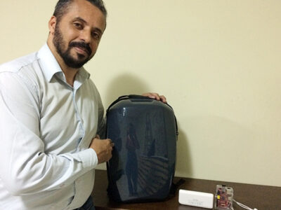 Dantas apresenta protótipo da mochila que deverá ser lançada comercialmente em 2016 por meio de recursos obtidos em campanha na internet - Foto: Arquivo pessoal