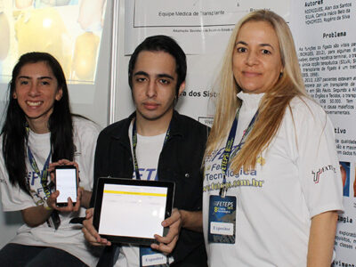 Alunos Camila Belo e Lucas Oliveira com a professora Cristina na Feteps 2014 - Foto: Gastão Guedes