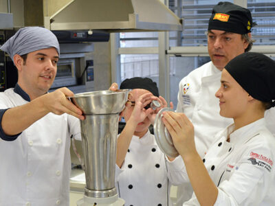 Fred Samora (atrás, à direita) orienta alunos na preparação da receita do gelato italiano - Foto: Divulgação