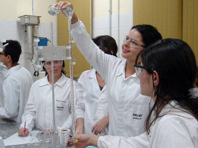 Estudantes durante atividade em laboratório da Fatec Marília: unidade é referência na formação de profissionais na área de alimentos - Foto: Divulgação