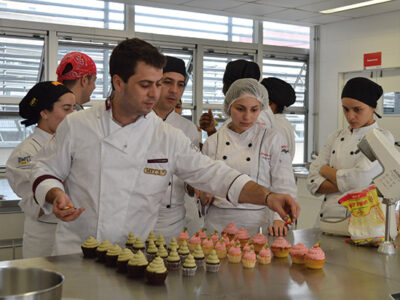Antes de usar misturas, alunos aprendem técnicas tradicionais - Foto: Divulgação