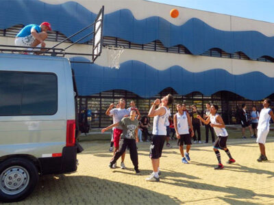Jogadores de basquete treinam no pátio com tabela móvel durante etapa classificatória - Foto: Divulgação