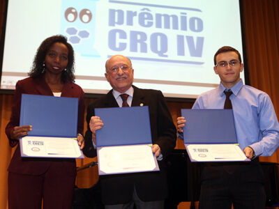 Joana e Alexandre (dir), ao lado do presidente do CRQ-IV, durante a premiação - Divulgação CRQ-IV