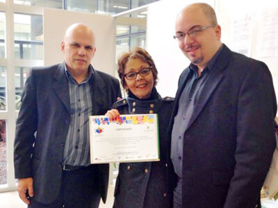 Diretora da Etec Lauro Gomes, Marly de Oliveira Moraes, exibe certificado pela conquista do 1º e 2º lugar do 1º Desafio UFABC de Empreendedorismo - Foto: Divulgação/InovaUFABC