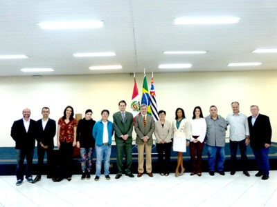 Professores e o diretor da Fatec Ipiranga, Lincoln Marcellos, receberam o cônsul do Peru, Arturo Jamara (centro), no início de julho de 15 - Foto: Divulgação