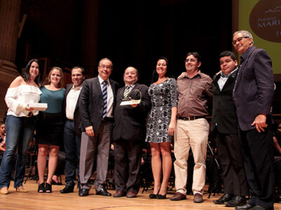Equipe da Fatec Baixada Santista – Rubens Lara, de Santos, durante a entrega do troféu de primeiro lugar na 10ª Edição do Prêmio Mario Covas, em 2014 - Foto: Divulgação