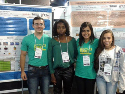 Alunos da Etec Prof. Carmelino Corrêa Jr. ao lado da professora Joana Félix. Projetos ficarão expostos no evento anual da SBPC até o próximo sábado, 18, na Universidade Federal de São Carlos - Foto: Arquivo Pessoal