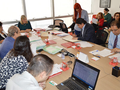 Novo titular do conselho, Cláudio Valverde, assina termo de posse ao lado do suplente Maurício Juvenal - Foto: Divulgação