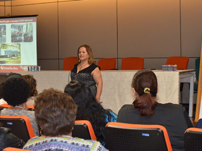 A coordenadora da Ufiec, Clara Magalhães, fala aos participantes da capacitação - Foto: Denise Borges
