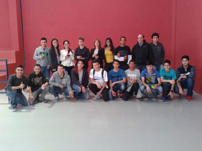 Durante campeonato interno, alunos da Etec de Jacareí encaram o desafio na montagem de cubos mágicos