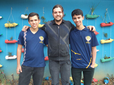 Jeferson Ramos e Matheus Silva alunos da Etec Jaraguá com o professor Rafael Gimenez, orientador dos projetos selecionados - Foto: Divulgação