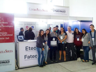 Alunos e professores das unidades do litoral norte recebem os visitantes do evento no estande do CPS - Foto: Divulgação