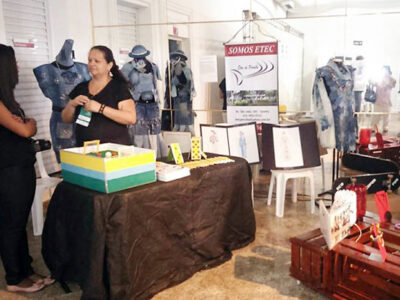 Montado ao lado da entrada do auditório principal, estande do Centro Paula Souza apresenta projetos inovadores desenvolvidos por estudantes da região - Foto: Kazumi Takaesu
